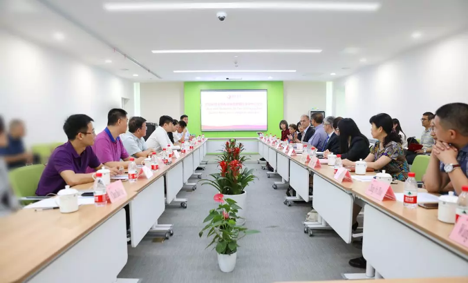 美國(guó)醫(yī)療專家走進(jìn)西安國(guó)際醫(yī)學(xué)中心，開(kāi)展國(guó)際醫(yī)療合作