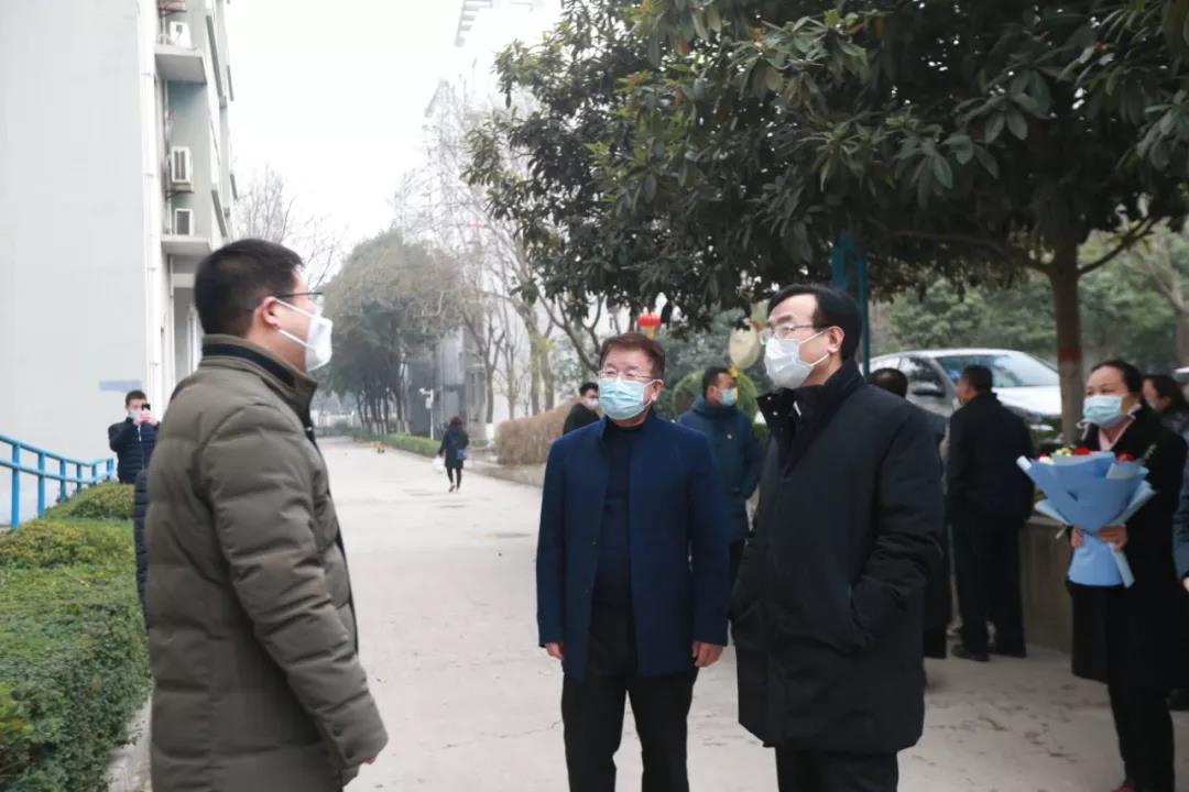 鐘洪江書記慰問(wèn)我院支援武漢醫(yī)護(hù)人員家屬