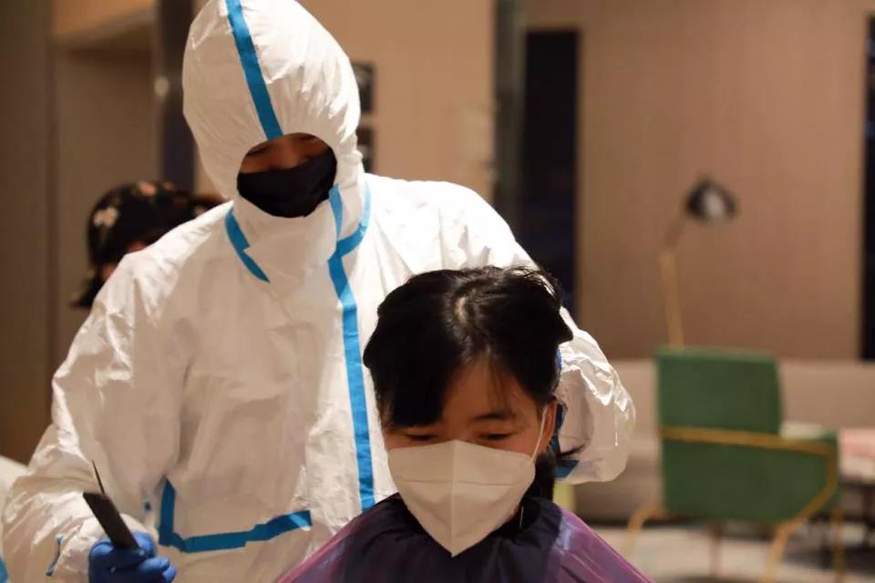 100多位赴武漢醫(yī)療隊(duì)女隊(duì)員“削”掉秀發(fā) ——武漢市委秘書長(zhǎng)說(shuō)，疫情過(guò)去一定為你們請(qǐng)功！