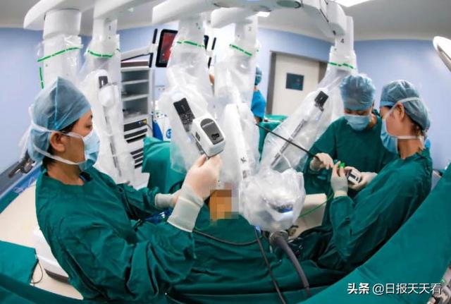 西安日?qǐng)?bào)——新一代達(dá)芬奇手術(shù)機(jī)器人，輔助婦科微創(chuàng)手術(shù)獲成功