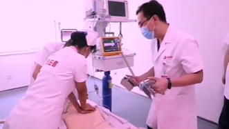 快來(lái)人！邁克需要搶救！