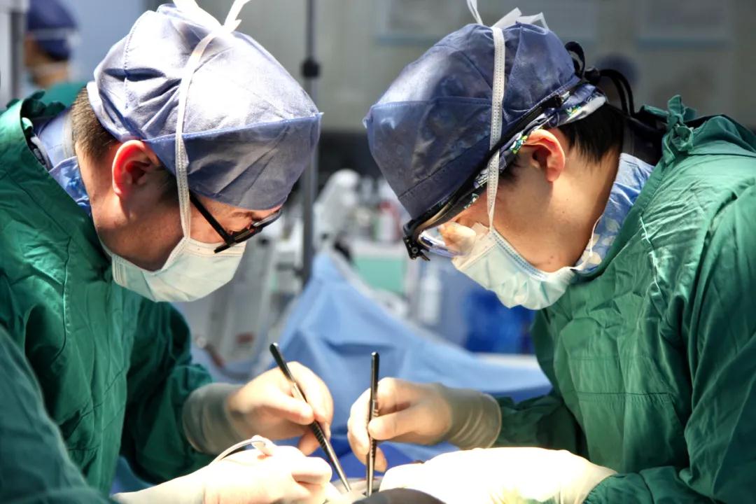 又一次突破！心外團(tuán)隊完成國內(nèi)首例“經(jīng)股TAVR+TEVAR”