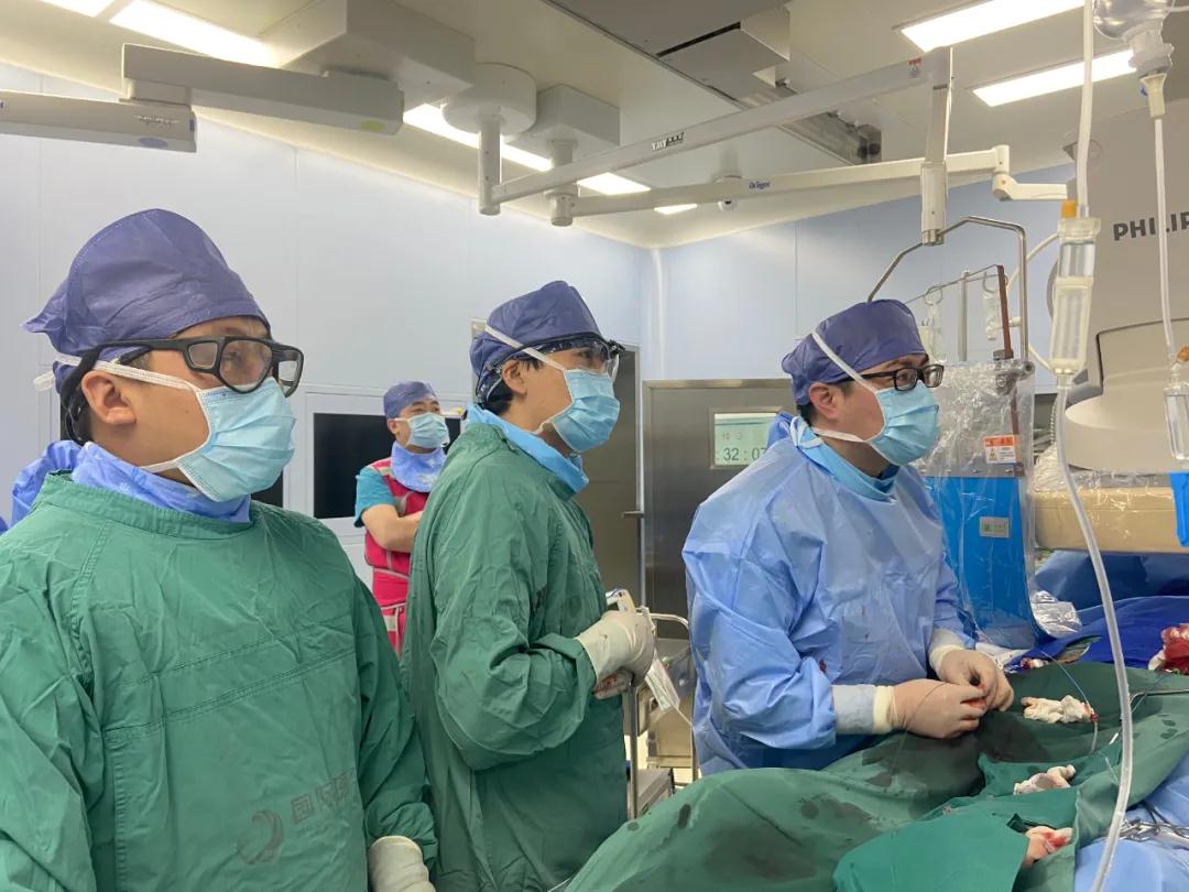 心外心內(nèi)聯(lián)手 眾教授合作 心臟病醫(yī)院采用微創(chuàng)技術成功為一名患者實施了主動脈瓣置換手術