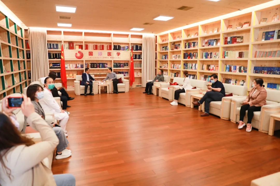 中國醫(yī)院協(xié)會(huì)民營醫(yī)院分會(huì)秘書長張國忠一行來醫(yī)院參觀考察