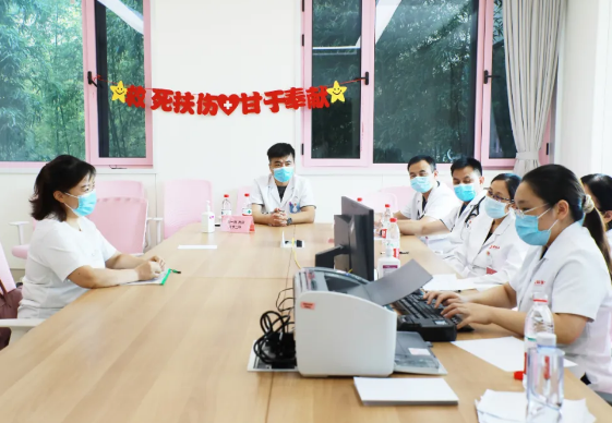 不掛號，解決多個問題，多學(xué)科MDT聯(lián)合門診讓更年期女性少跑腿，更安心！