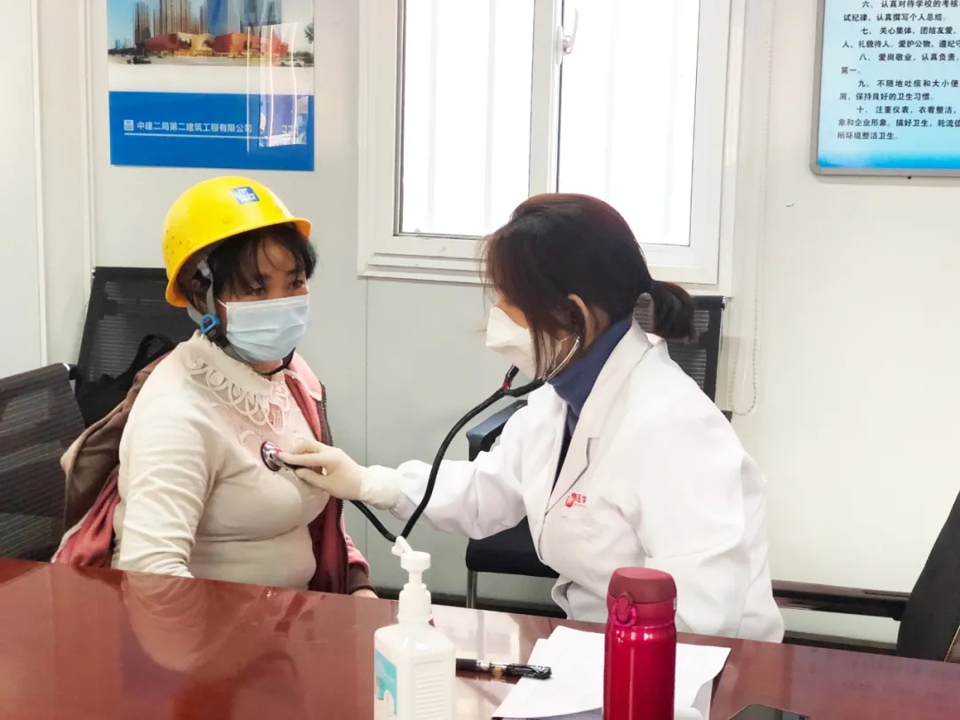 進(jìn)工地送健康——西安國(guó)際醫(yī)學(xué)中心醫(yī)院萬(wàn)名農(nóng)民工體檢公益行正榮紫闕臺(tái)站