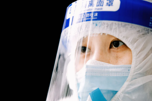 你穿防護服的樣子，真好看！