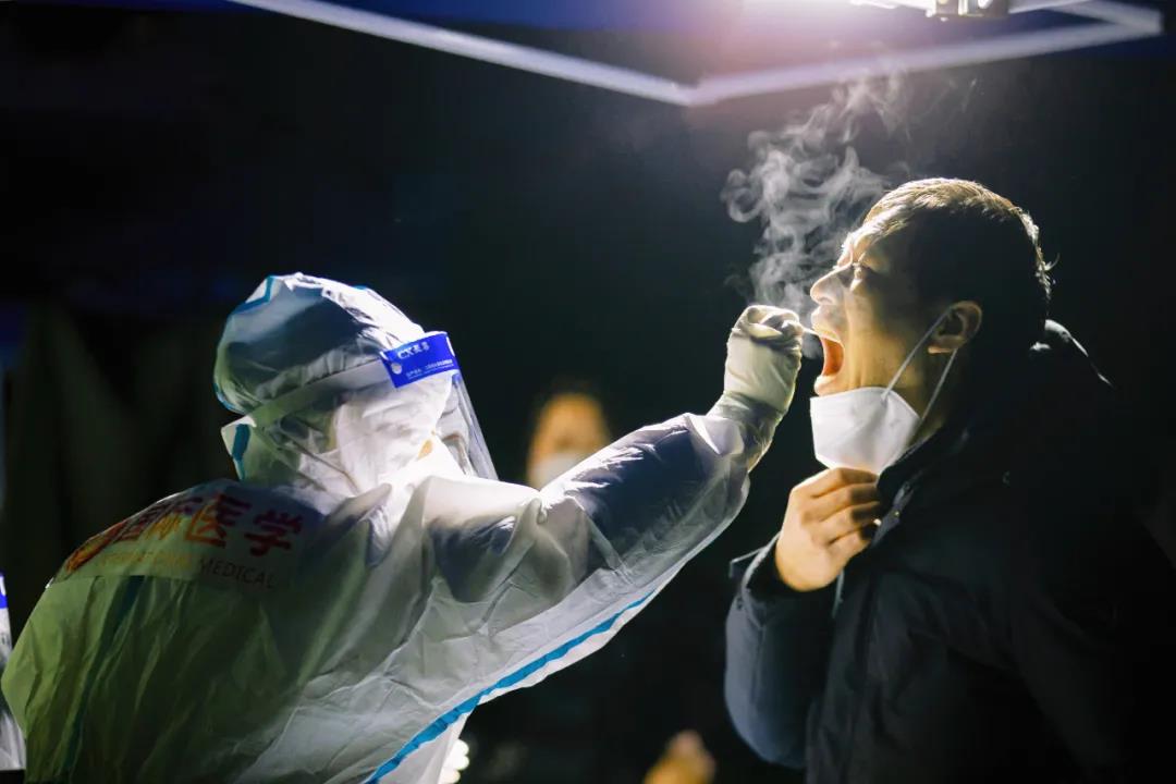 270 萬+！凍紅的手、蹲下的背影，看哭了......