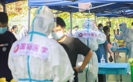 泡白的雙手，濕透的衣服，高溫天氣下的這些“大白”讓人心疼