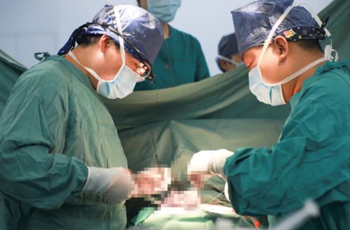 復(fù)診首日，市民排隊掃碼，有序就診……