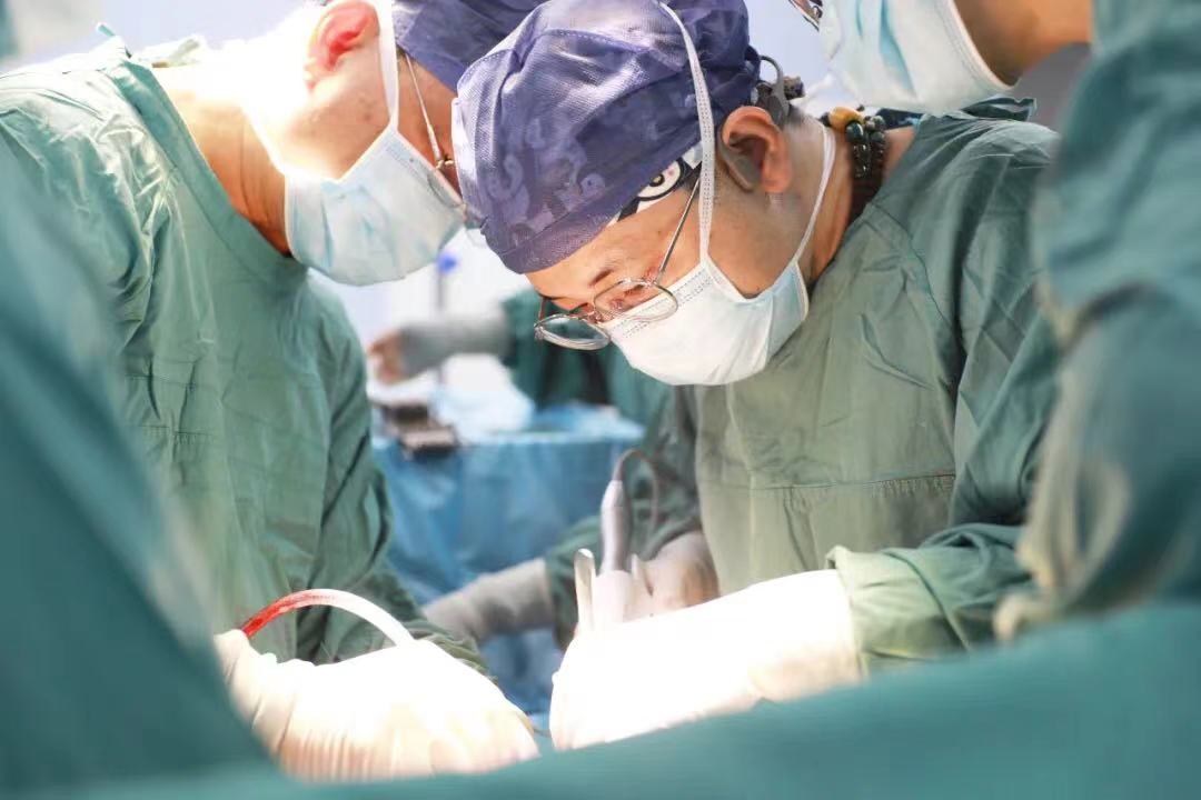 “小小”痔瘡?fù)蝗话l(fā)難，壯年小伙兒直呼救命！