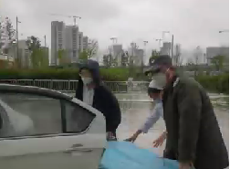 大雨天突遇車禍，從安保到醫(yī)護人員接力營救