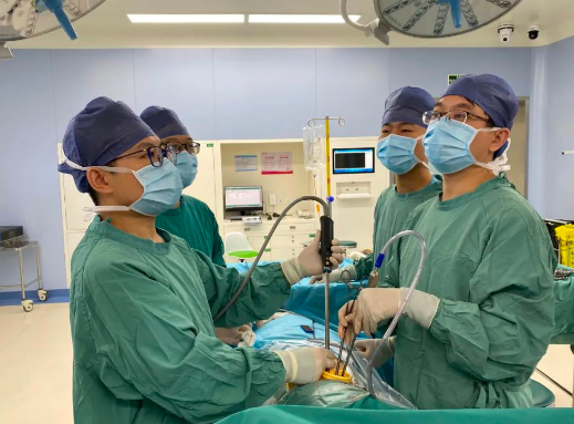 持續(xù)胸悶氣短......檢查后，醫(yī)生為他抽出2300毫升肺部積血