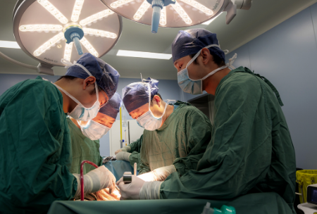 4小時的手術(shù)，消外一科從七旬患者體內(nèi)取出哈密瓜大小的腫瘤