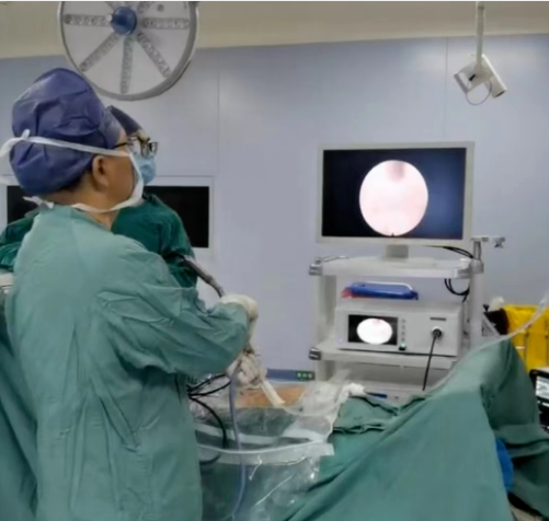 胸椎管狹窄，他把手術(shù)傷口由10公分縮小至7毫米