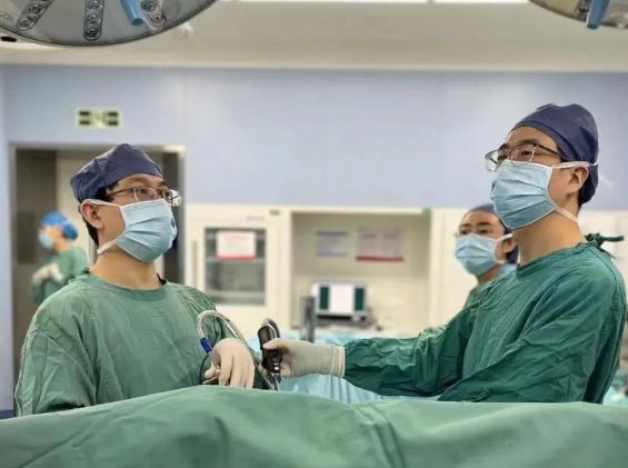 一劈為二！這臺(tái)微創(chuàng)手術(shù)為他清除了“不速之客”