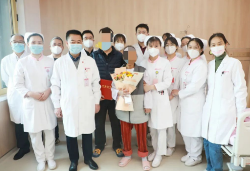 215天守護(hù)，2000多頁(yè)病例， 這位女士終見彩虹