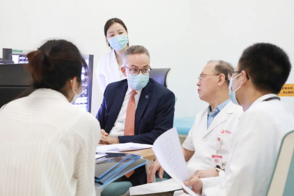 門(mén)診、查房、學(xué)術(shù)交流……全美排名第一的妙佑醫(yī)療國(guó)際專(zhuān)家團(tuán)隊(duì)參與“首屆國(guó)際醫(yī)學(xué)高峰論壇”國(guó)際診療日活動(dòng)