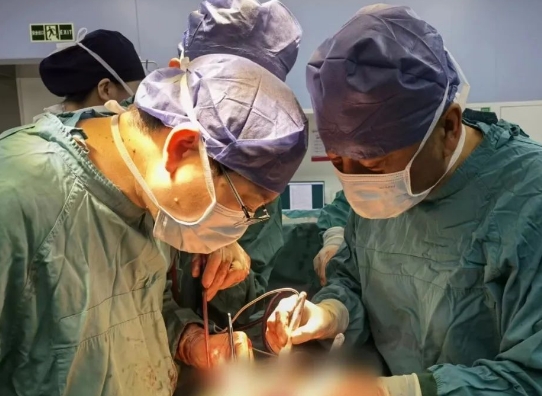 有實力有擔(dān)當(dāng)！他完成了這臺“無人敢接”的高難度手術(shù)