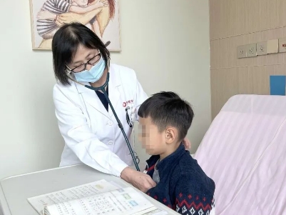 支原體肺炎來了！住院扎堆，學習桌搬到病房，孩子邊寫作業(yè)邊打點滴