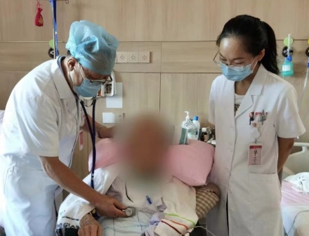 多次渡過險(xiǎn)關(guān)，身患重疾的92歲老人在醫(yī)院度過了四個(gè)不平凡的生日