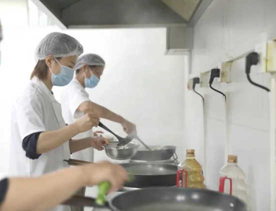 灶火燃起時(shí)，醫(yī)院飄出“家的味道”