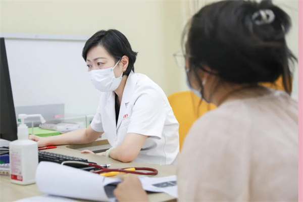 生長發(fā)育、視力矯治、泌尿外科……暑假未到，兒科門診已排起長隊