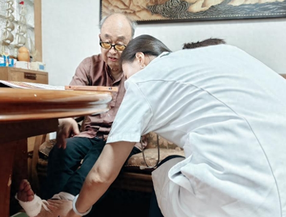 西安國(guó)際醫(yī)學(xué)中心醫(yī)院康養(yǎng)志愿上門(mén)服務(wù)溫暖老兵心